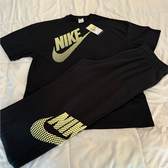 Nike fleece sweatpants/Nike Sportswear Graphic Women...